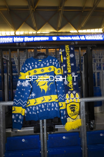 Fan-Szene mit Löwen-Weihnachtspullover