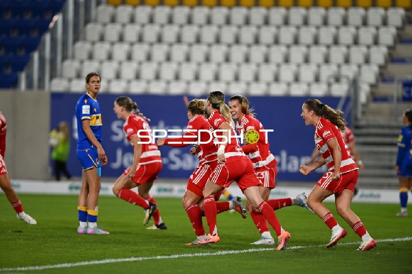 Spielerinnen feiern Torerfolg