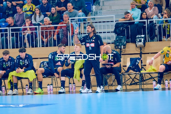 Trainer gibt Anweisungen von der Seitenlinie