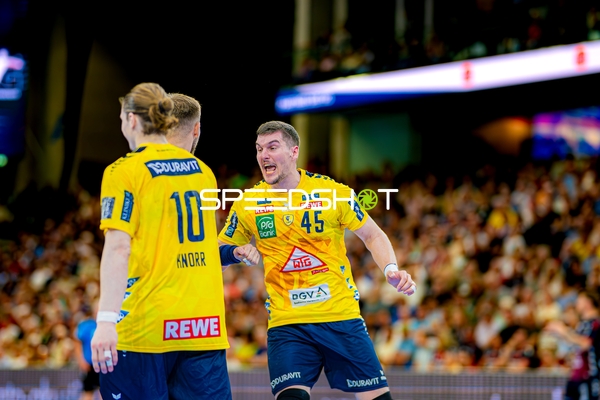 Halil Jaganjac (45, Rhein Neckar Löwen) jubelt mit Juri Knorr (10, Rhein Neckar Löwen)