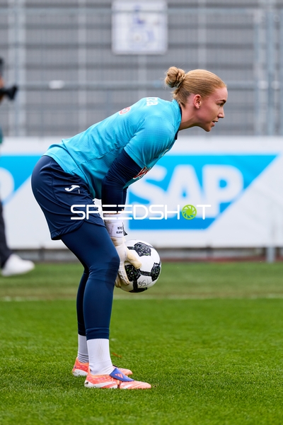 Torwart Laura Dick (1; TSG Hoffenheim Frauen) mit Ball