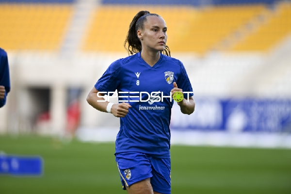 Spielerin Felicia Sträßer (8; CZJ) beim Aufwärmen