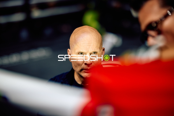 Trainer in Ringside Zone