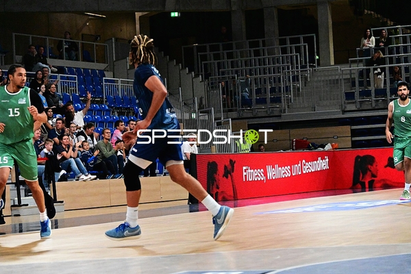 Zweikampf zwischen Jordan Roland (15; Gladiators Trier) und Behnam Yakhchali Dehkordi (8; Gladiators Trier)