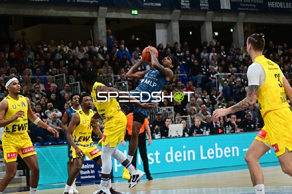 Spielaktion mit Erol Ersek (11; MLP Academics Heidelberg), Eric Reed Jr. (43; MLP Academics Heidelberg) und Dakarai Tucker (7; EWE Baskets Oldenburg)