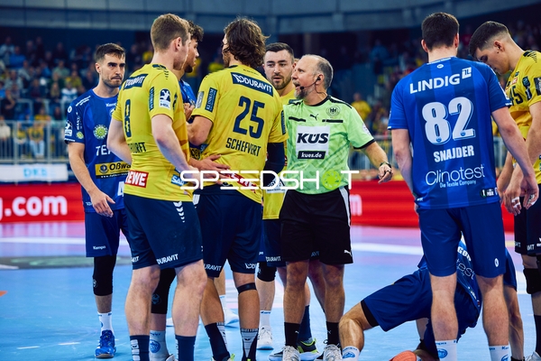 Diskussion mit dem Schiedsrichter nach einem Foul.