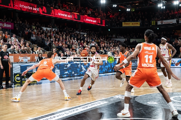 Spielaktion mit Charles Thompson (32; Würzburg Baskets) und TJ Bamba (5; Rasta Vechta)