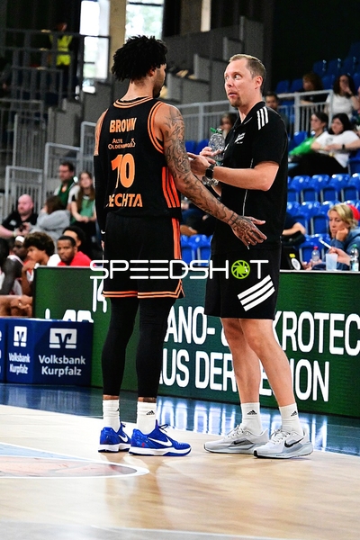 Trainer Christian Held (Assistant Coach; Rasta Vechta) am Spielfeldrand