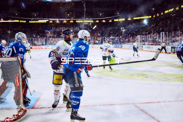 Körpereinsatz im Playoff Duell