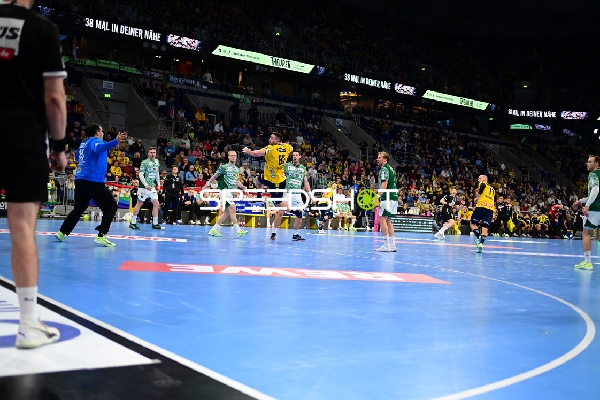 Mathias Gidsel (19; Füchse Berlin) mit Wurf aufs Tor