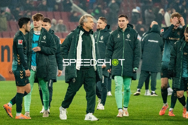 Trainer und Co-Trainer auf dem Feld