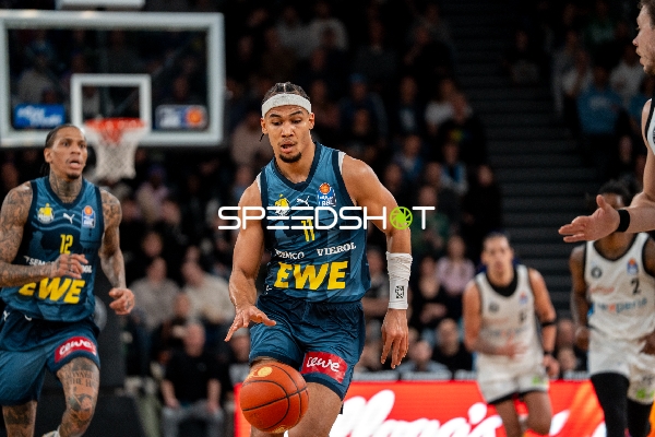 Nicholas Tischler (11; EWE Baskets Oldenburg) und Michale Kyser (12; EWE Baskets Oldenburg) in Aktion