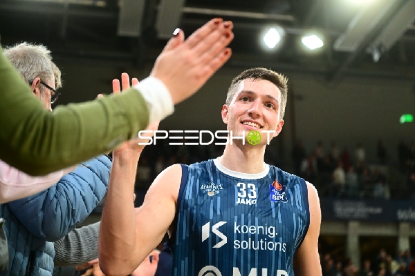 Ryan Mikesell (33; MLP Academics Heidelberg) jubelt am Spielfeldrand