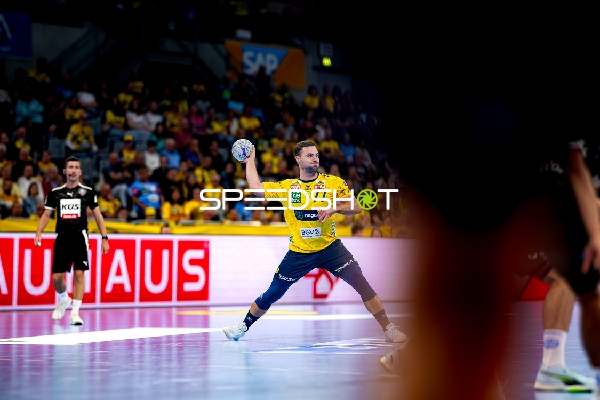 Dani Baijens (77; Rhein Neckar Löwen) wirft aufs Tor