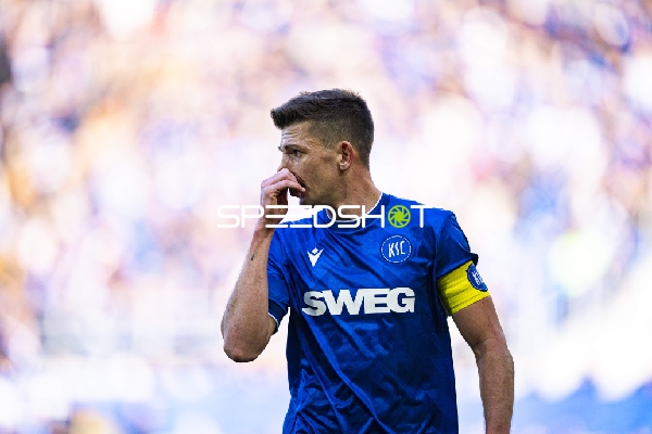 Spieler mit Kapitänsbinde