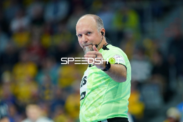 Schiedsrichter zeigt Entscheidung