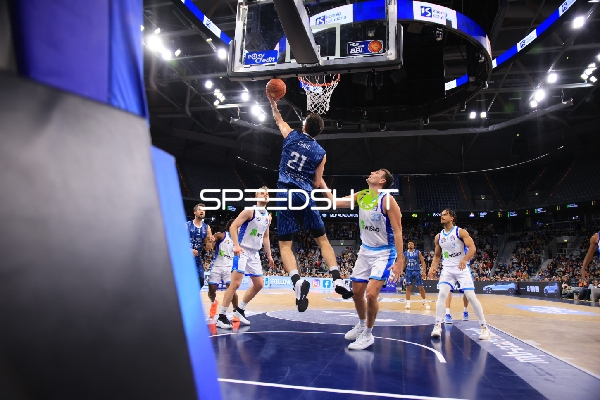 Spielaktion mit Mateo Seric (21; MLP Academics Heidelberg) und Paul Zipser (9; MLP Academics Heidelberg)