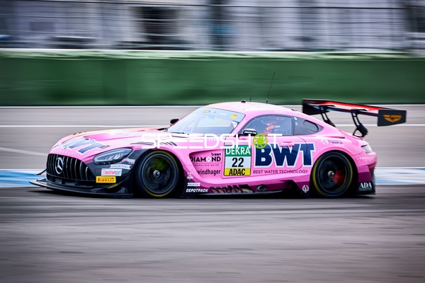 Rennfahrzeug in der Boxengasse