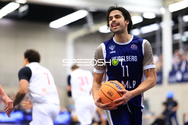 Erol Ersek (11; MLP Academics Heidelberg) mit Ball in Aktion