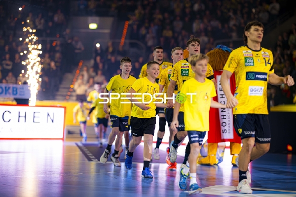 Einlauf von Gino Steenaerts (14; Rhein Neckar Löwen) und Teamkollegen