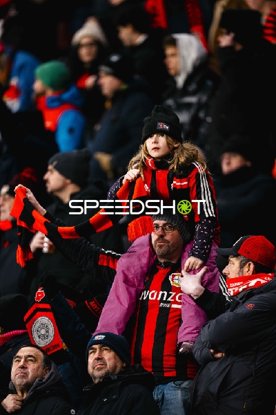 Fans von Bayer 04 Leverkusen in Aktion