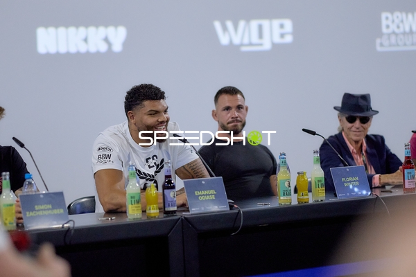 Ringside-Zone Face-Off