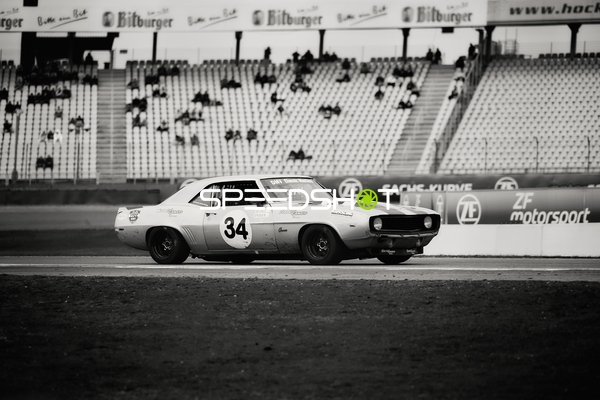 Klassisches Fahrzeug Nummer 34 im Rennen