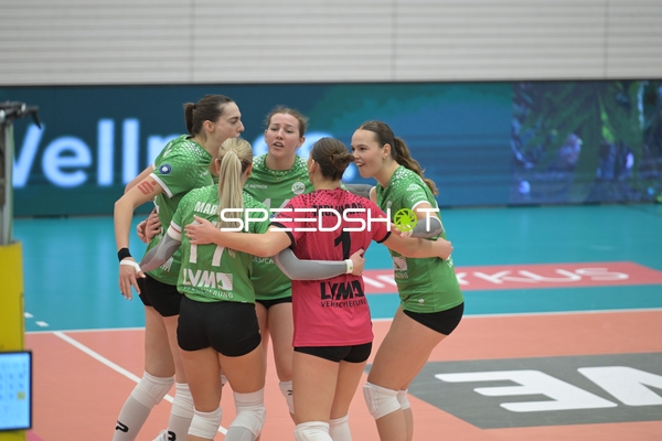 Brianna Ford (14; USC Münster) und Amelie Strothoff (10; USC Münster) feiern