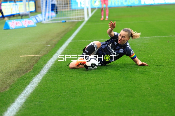 Spielerin rutscht mit Ball