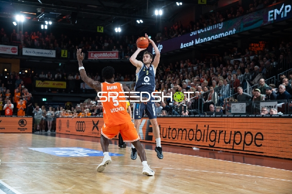 Malte Delow (6; Alba Berlin) mit Wurf gegen TJ Bamba (5; Rasta Vechta)