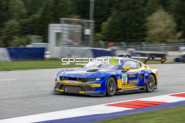 Rennfahrzeug auf der Rennstrecke