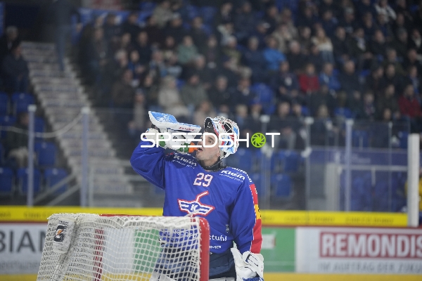 Davide Fadani (29; EHC Kloten) in Aktion