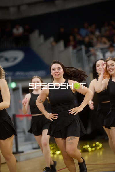 Cheerleader-Show begeistert die Fans