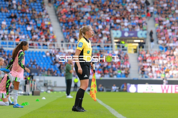 Schiedsrichterin an Seitenlinie