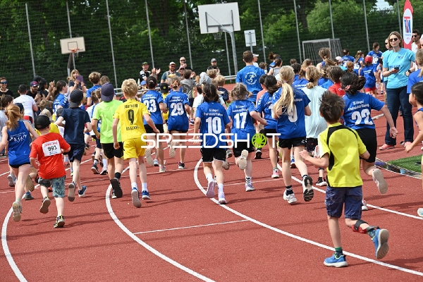 Kinder laufen beim TVE Sommerlauf
