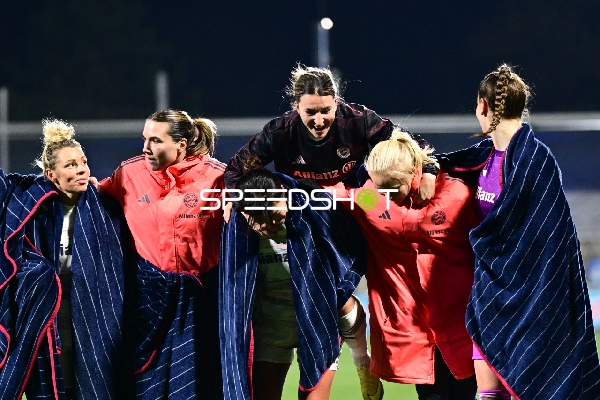 Spielerinnen feiern gemeinsam