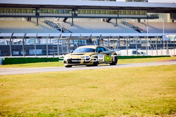 Rennwagen mit Nummer 65 auf Testfahrt im Hockenheimring