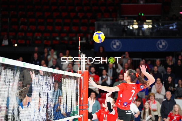 Spielszene mit Annika Kraft (2; TV Planegg-Krailling) und Ann-Kathrin Stichlmair (11; TV Planegg-Krailling)