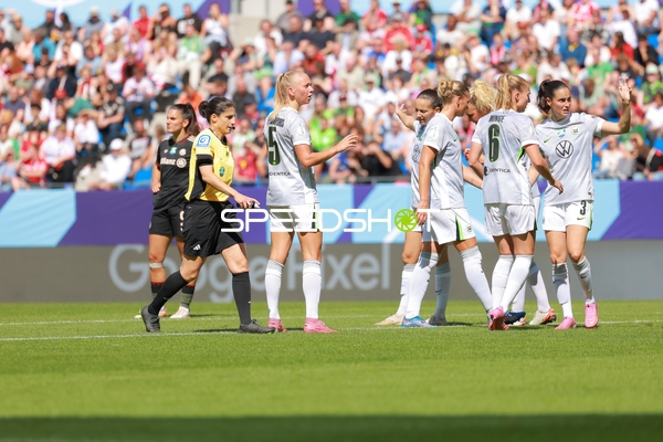 Schiedsrichterin mit Spielerinnen
