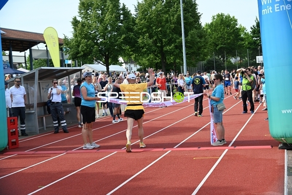 Läufer erreicht Zielband