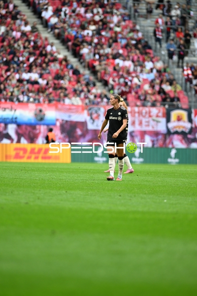 Spielerin Linda Dallmann (10; FC Bayern Frauen 1) auf dem Feld