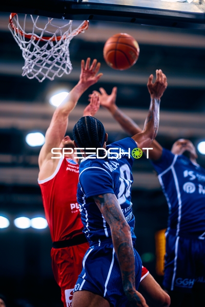 Dramatischer Korbleger-Versuch im Spiel MLP Academics gegen Syntainics MBC