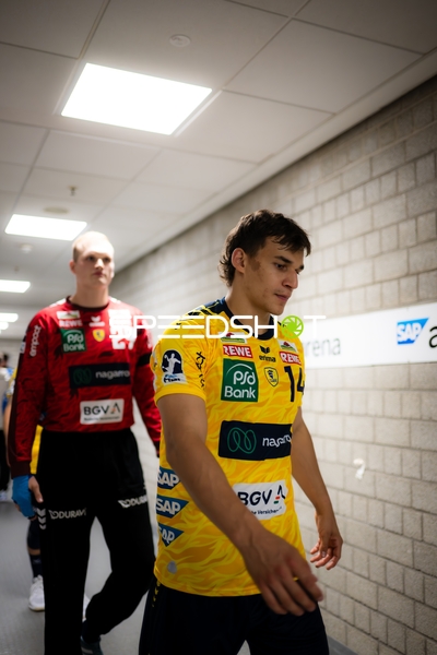 Gino Steenaerts (14; Rhein Neckar Löwen) und David Späth (29; Rhein Neckar Löwen) laufen durch den Gang