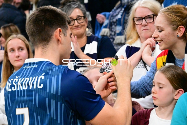 Autogrammstunde mit Dusan Neskovic (7; MLP Academics Heidelberg)