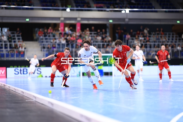 Schnelle Ballverfolgung im Hallenhockey