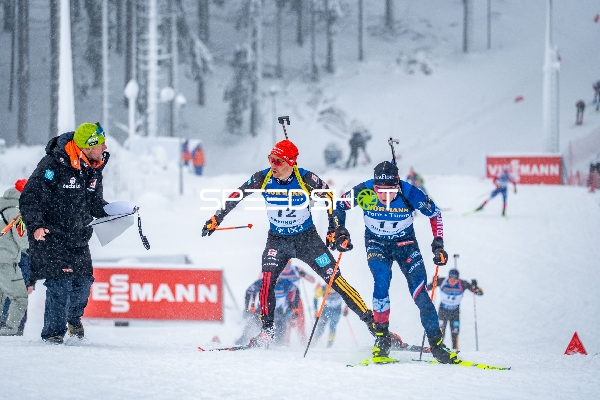 Biathleten mit Startnummer 11 und 12 in Oberhof