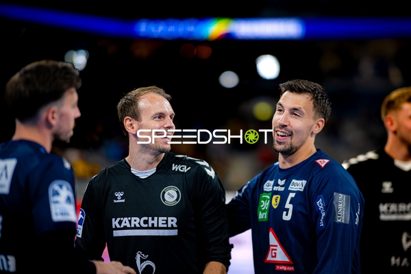 Spieler feiern gemeinsamen Sieg