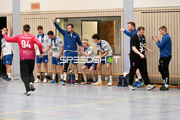 Jubel auf der Bank der Edinger Haie