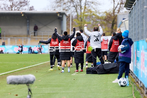 Teamfeier am Spielfeldrand