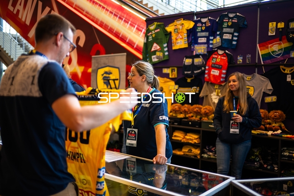 Vorbereitung auf das Spiel mit Merchandise-Präsentation